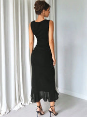 Backless dress with stylized waist